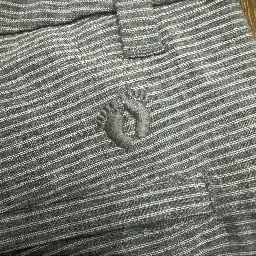 EUC Men’s Hang Ten gray shorts. Size 34. Inseam 10”.